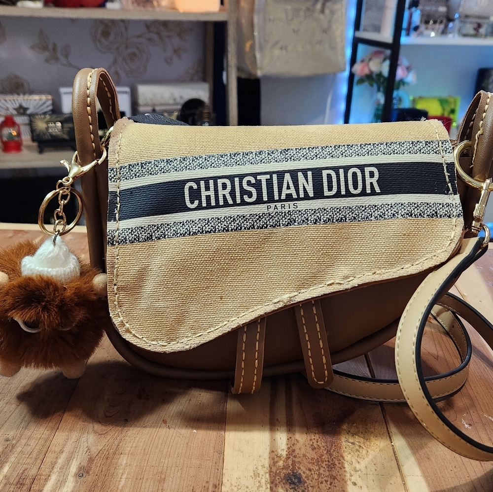 Saddleback Bag - Picture 1 of 15